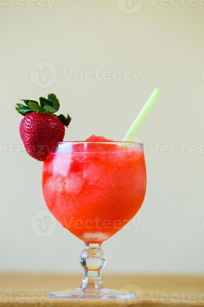 Erdbeer-Margarita an der Bar foto