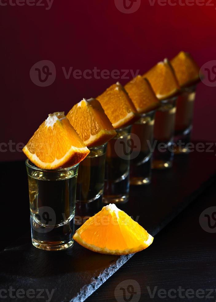 goldener Tequila mit Orange foto