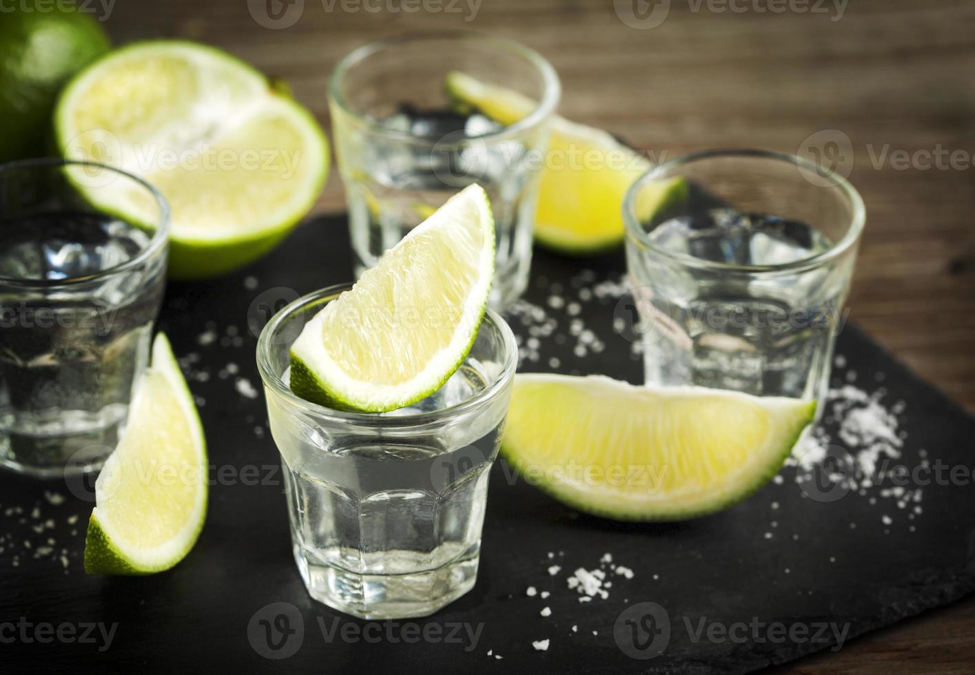 Tequila mit Limette geschossen foto