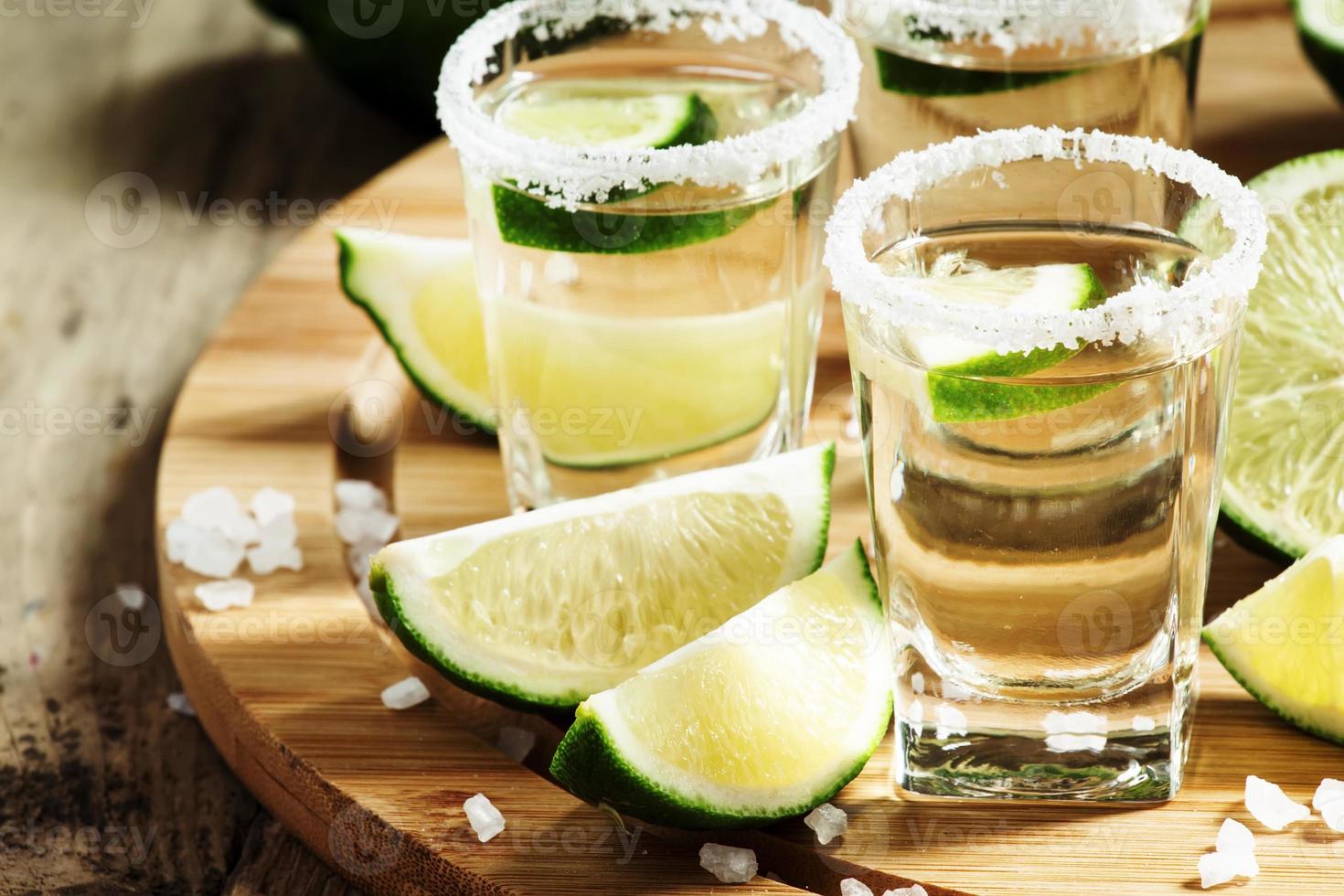 silberner mexikanischer Tequila mit Limette und Salz foto