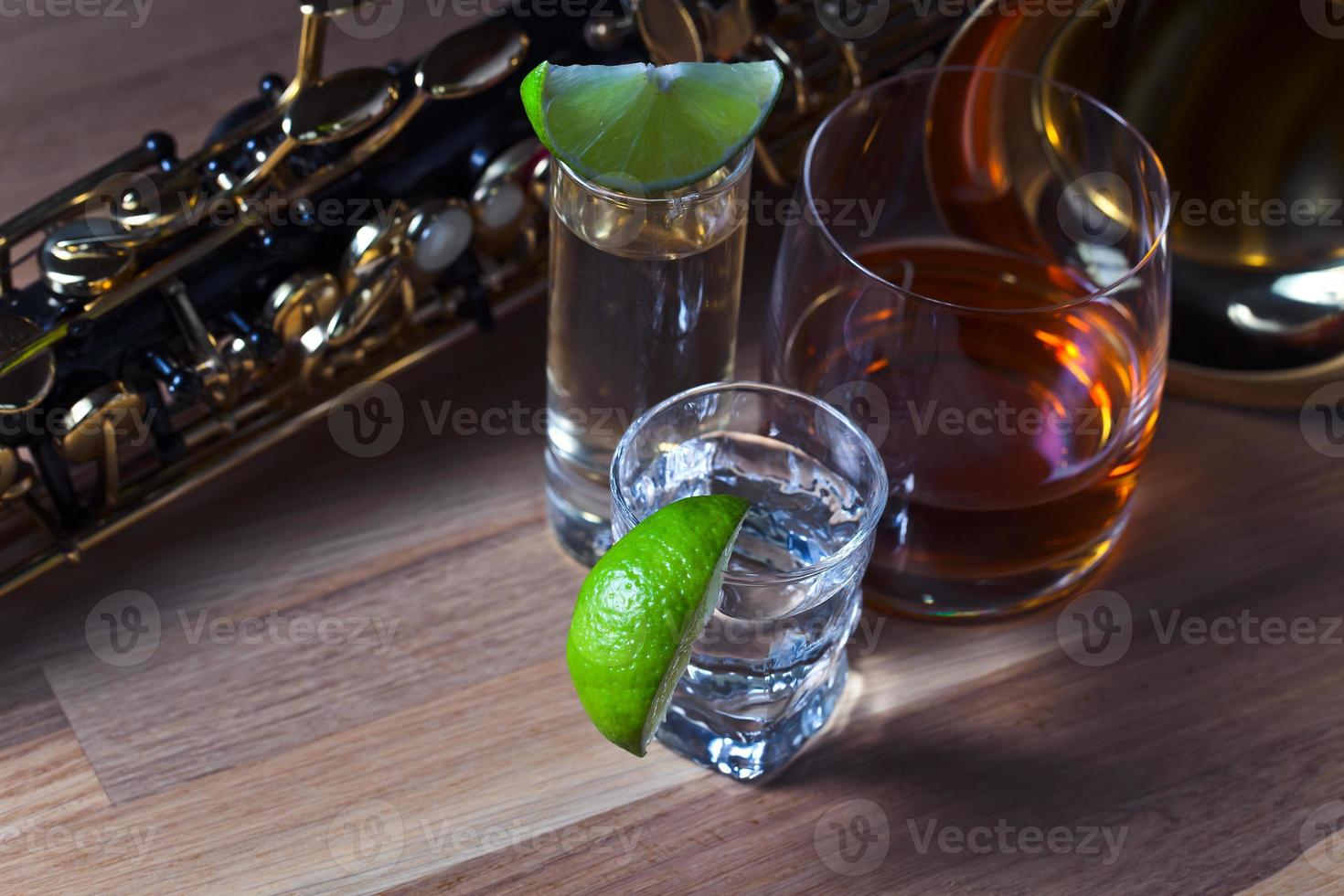 Saxophon und Getränke foto