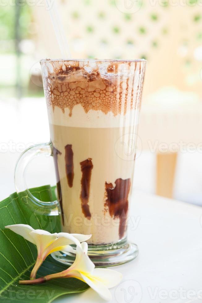 Frappekaffee mit Plumeria foto