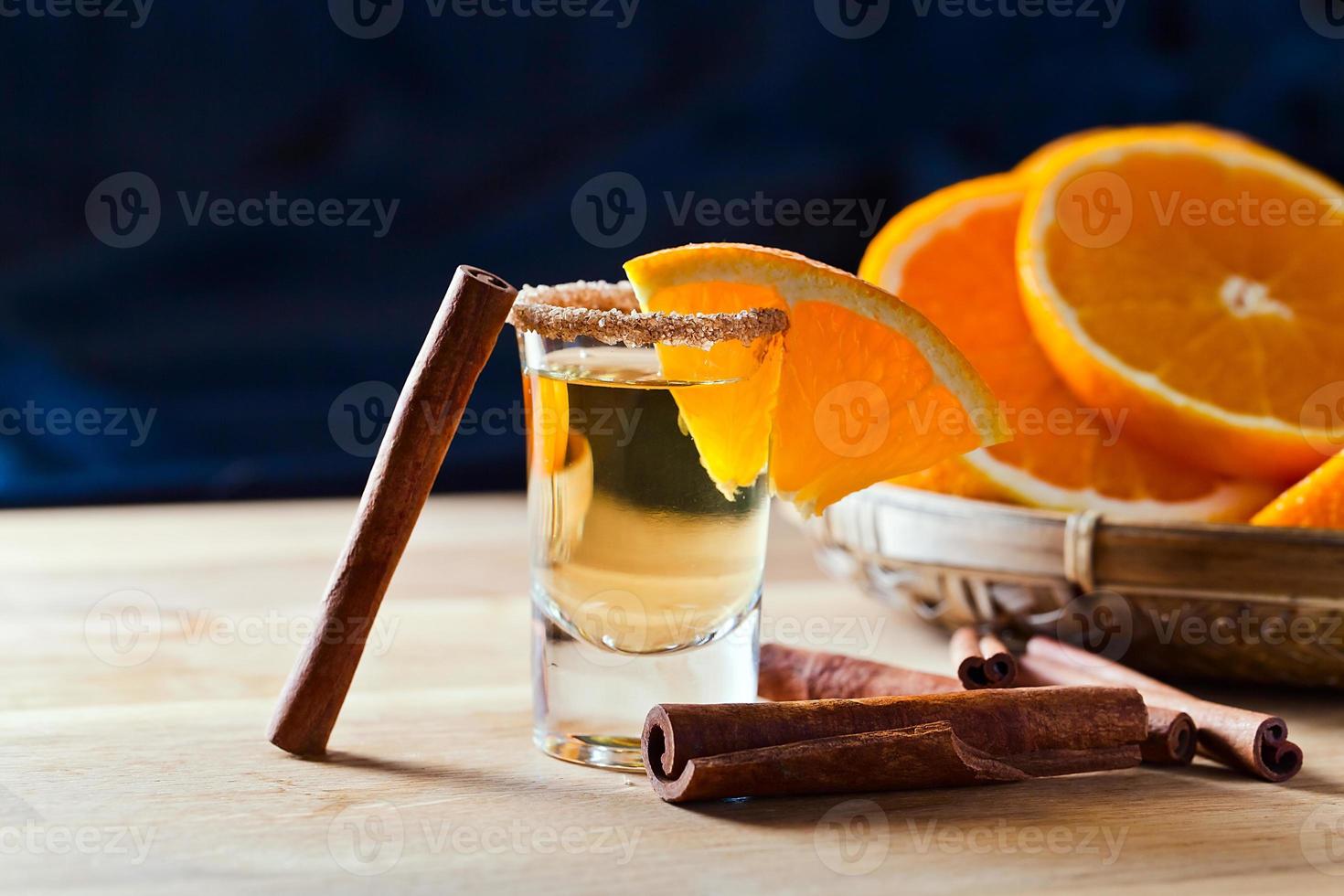 Tequila mit Orange und Zimt foto