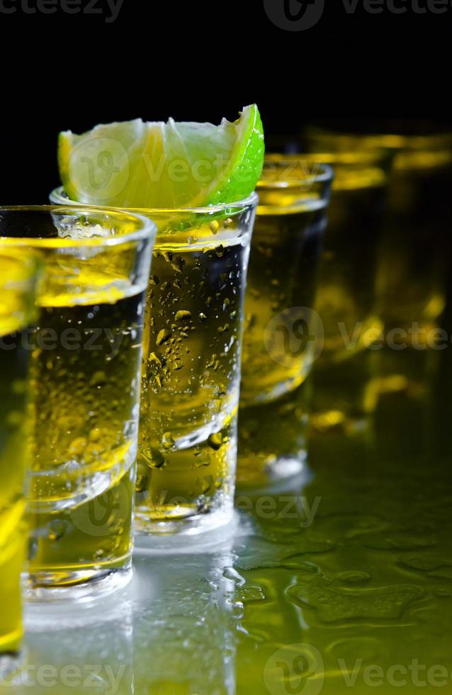 Tequila und Limette auf Glastisch foto