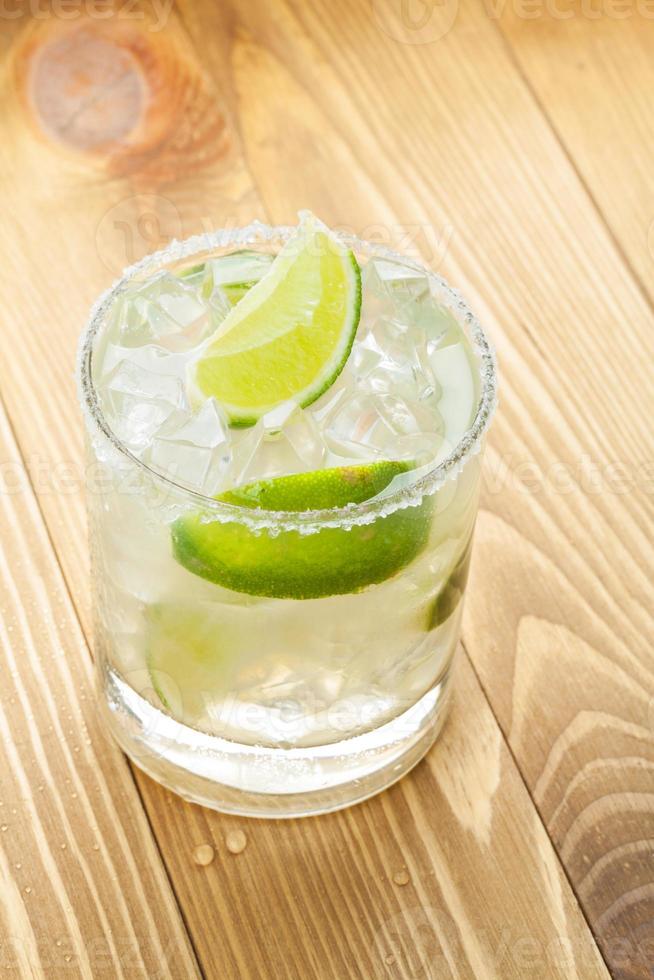 klassischer Margarita-Cocktail mit salzigem Rand foto