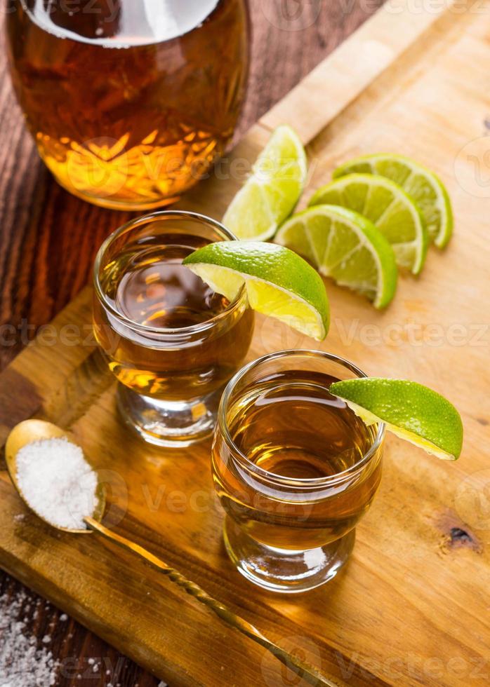 Tequila in Schnapsgläsern mit Limette und Salz foto