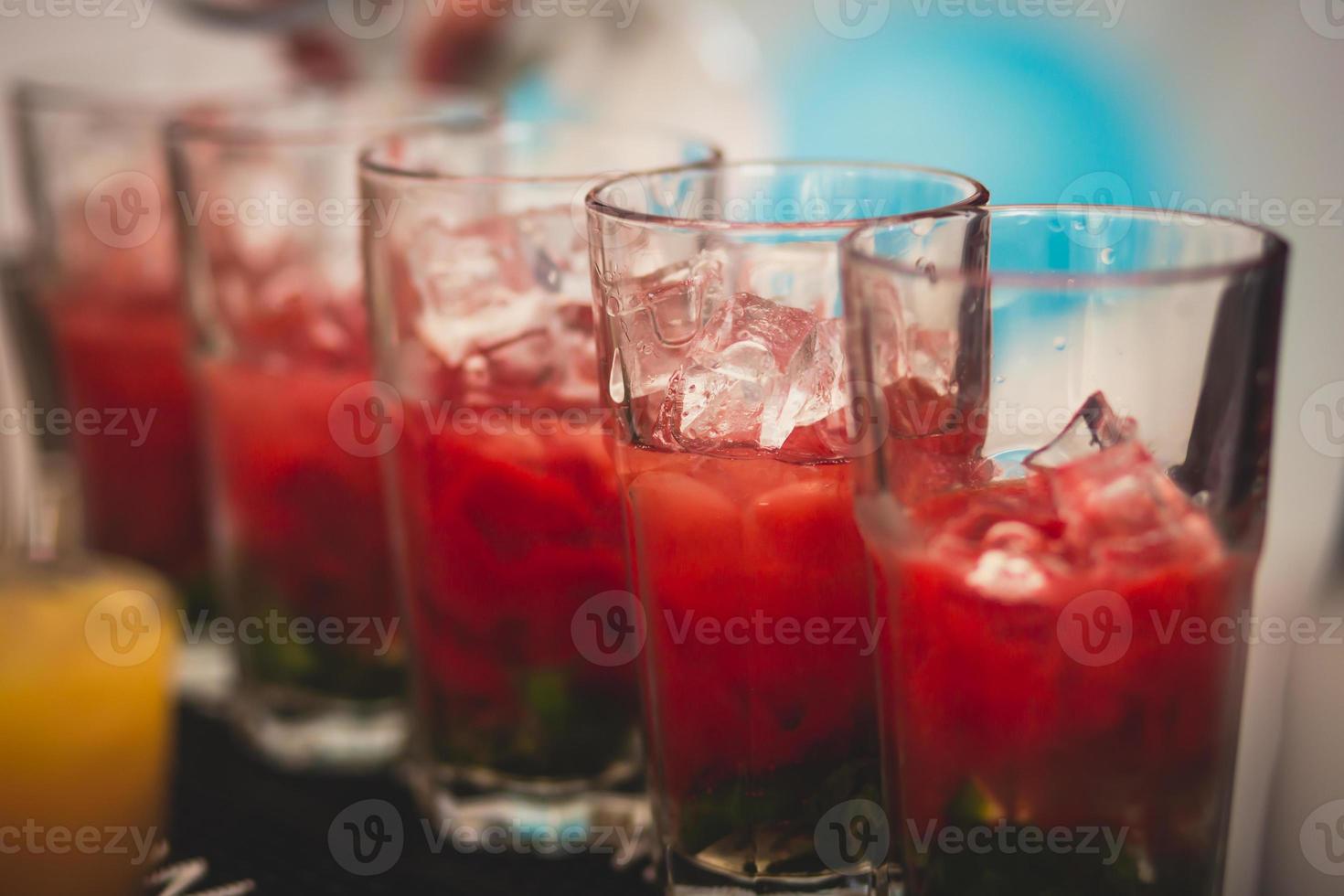 Reihe von verschiedenfarbigen Alkoholcocktails auf einer Open-Air-Party foto
