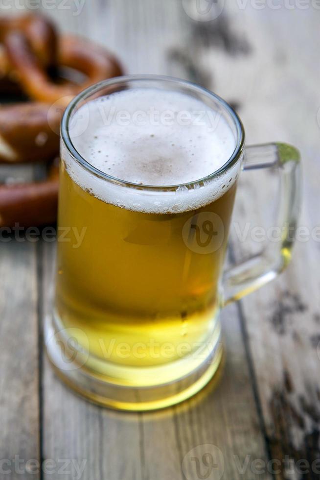 Tasse frisches Bier foto