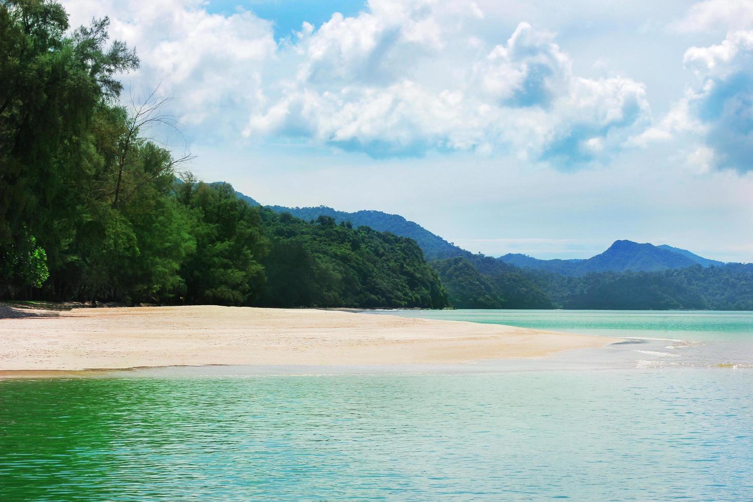 erstaunlicher schöner paradiesstrand, tropische insel mit blauem himmel. foto