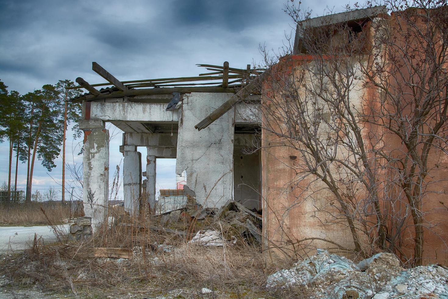 zerstörte gebäude und trümmer nach dem krieg.bild der apokalypse. foto