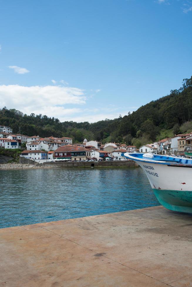 malerisches küstendorf im norden spaniens. Fischerhafen mit Boot foto