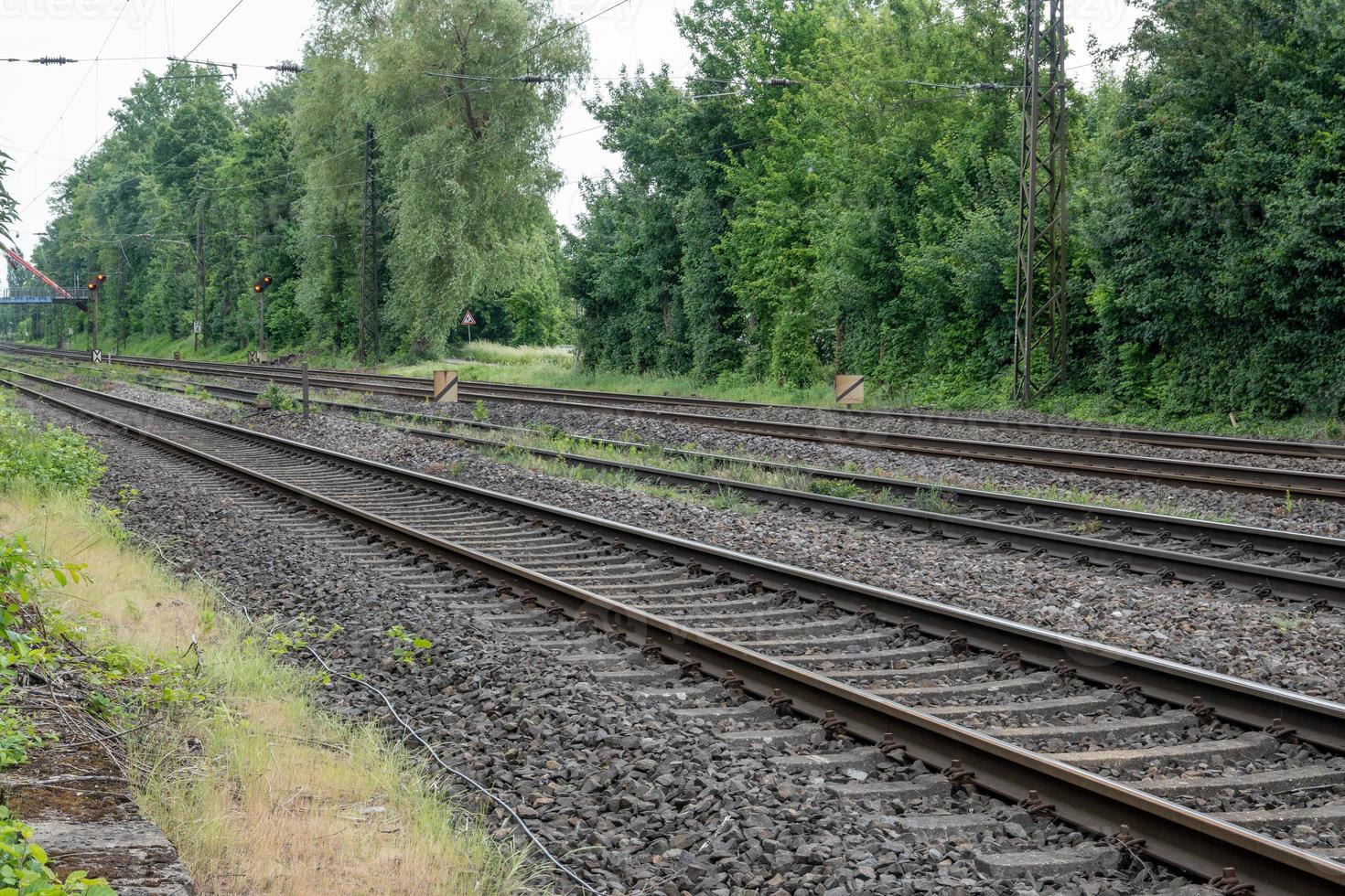 Eisenbahnschienen auf dem Land foto