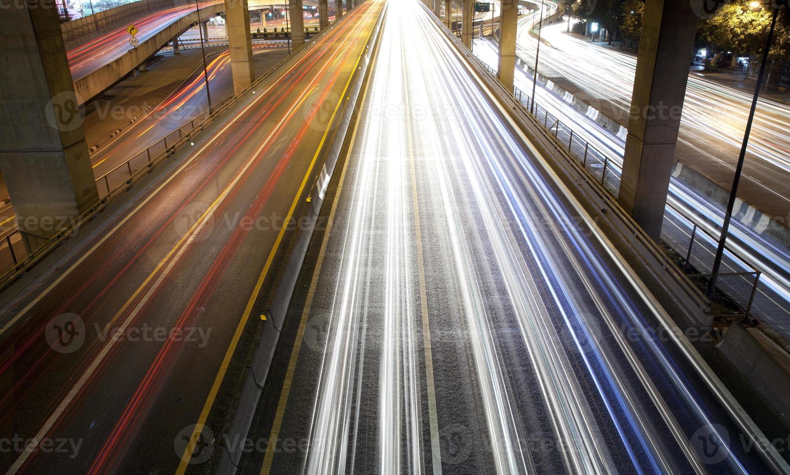 Straßenbeleuchtung in der Nacht foto