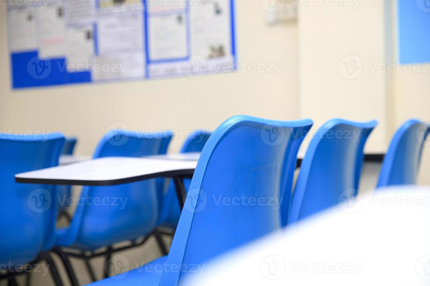 Stühle und Tische in einem Klassenzimmer foto