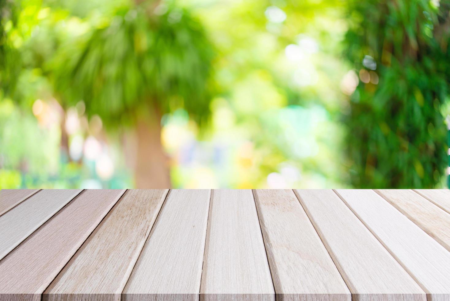 kopierraum des verschwommenen grünen baumparks. leeres Schreibtischregal aus braunem Holz von vorne. für Platzanzeigeprodukt. foto