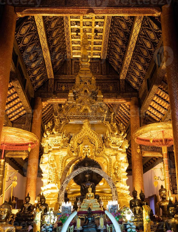 Goldene Buddha-Statue in der alten Kirche. foto