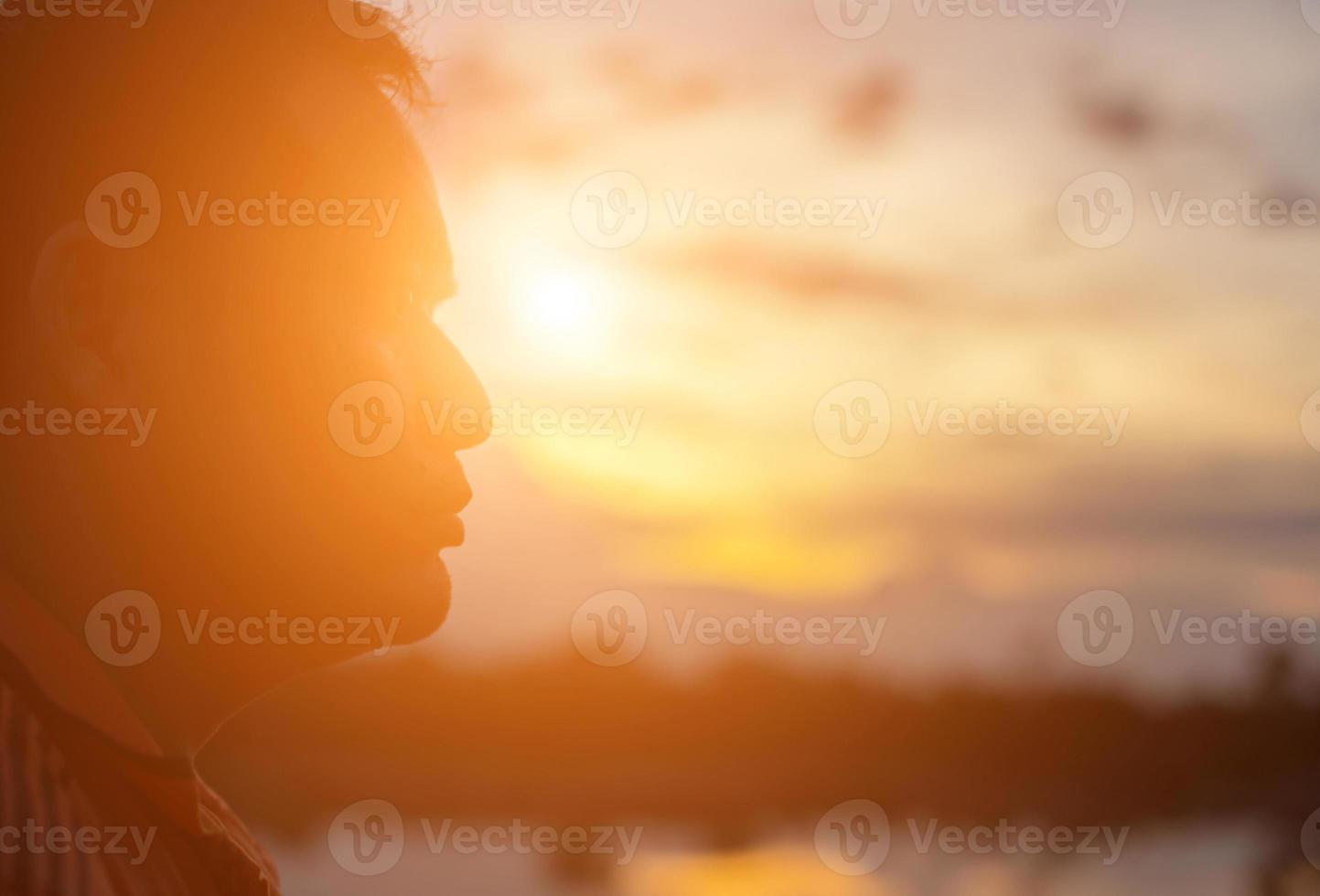 junger Mann betrachtet den Sonnenaufgang. foto