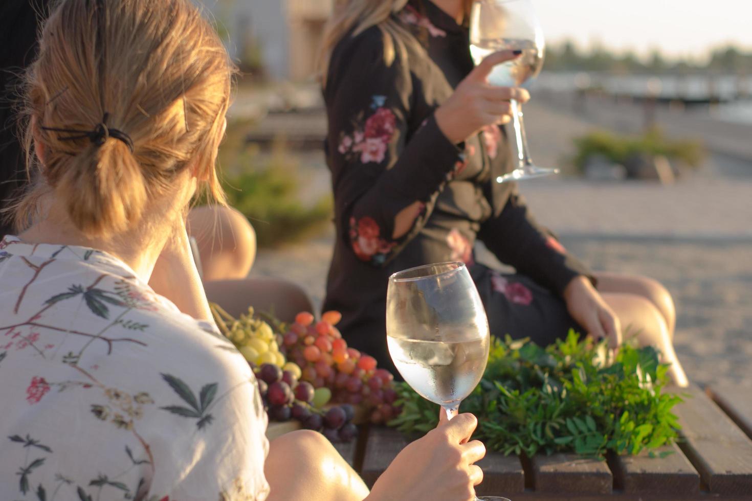 sommerfest junger schöner frauen mit wein, seebad entspannen an sonnigen tagen foto