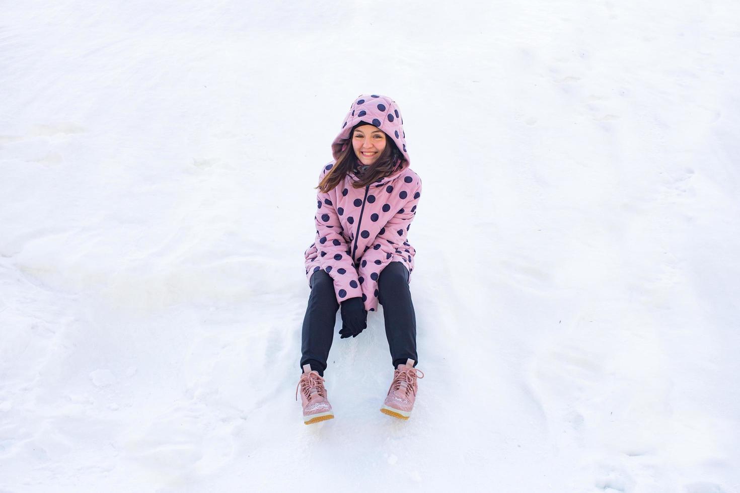 glückliche Frau im Schnee foto