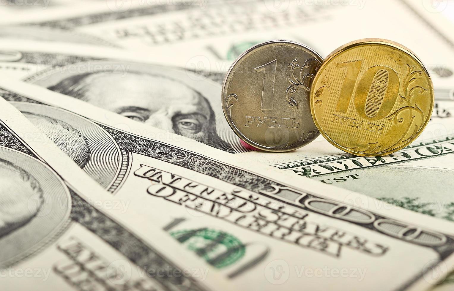 russischer Rubel vor dem Hintergrund des Dollars foto