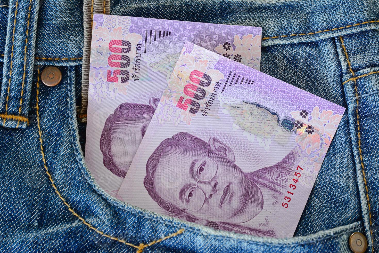 500 thailändische Banknoten in der Blue Jeans-Tasche für Männer foto