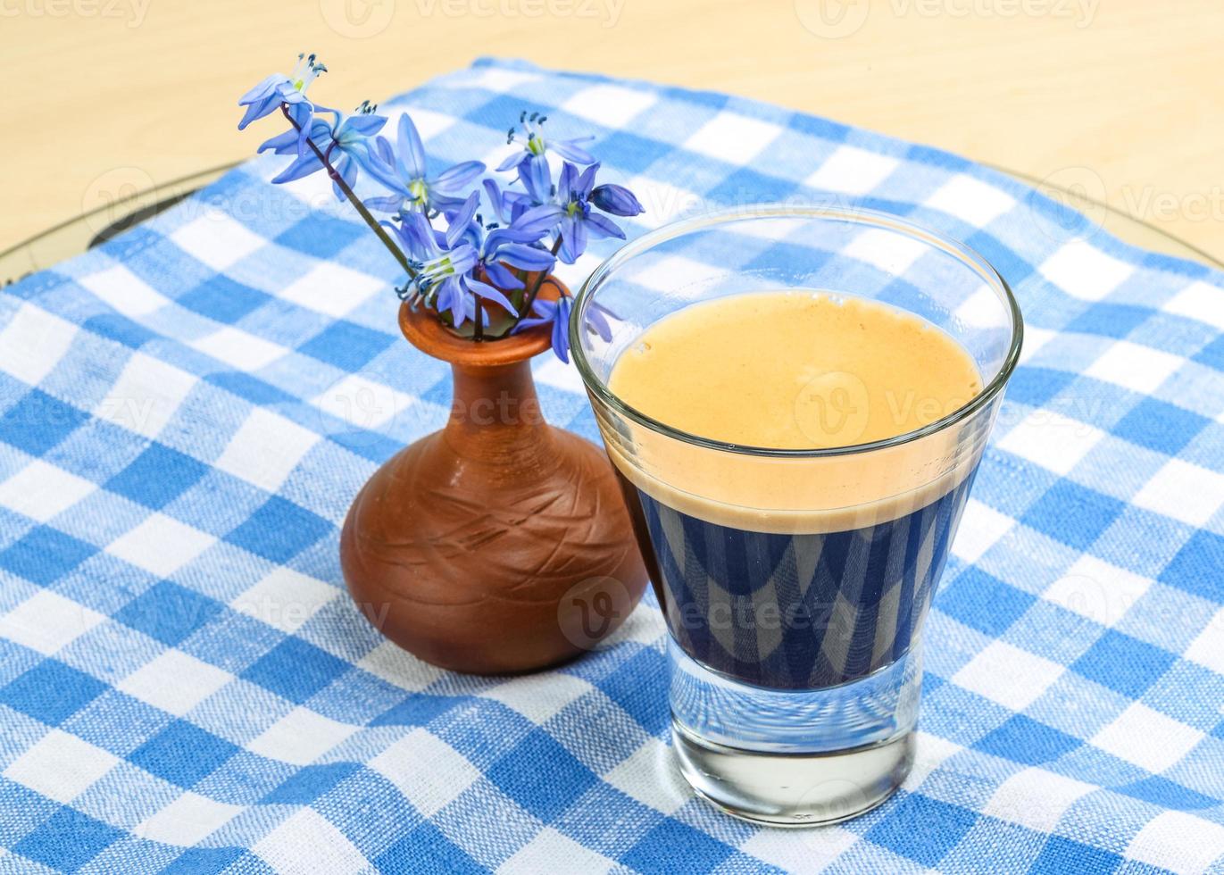 Espresso mit Frühlingsblume foto