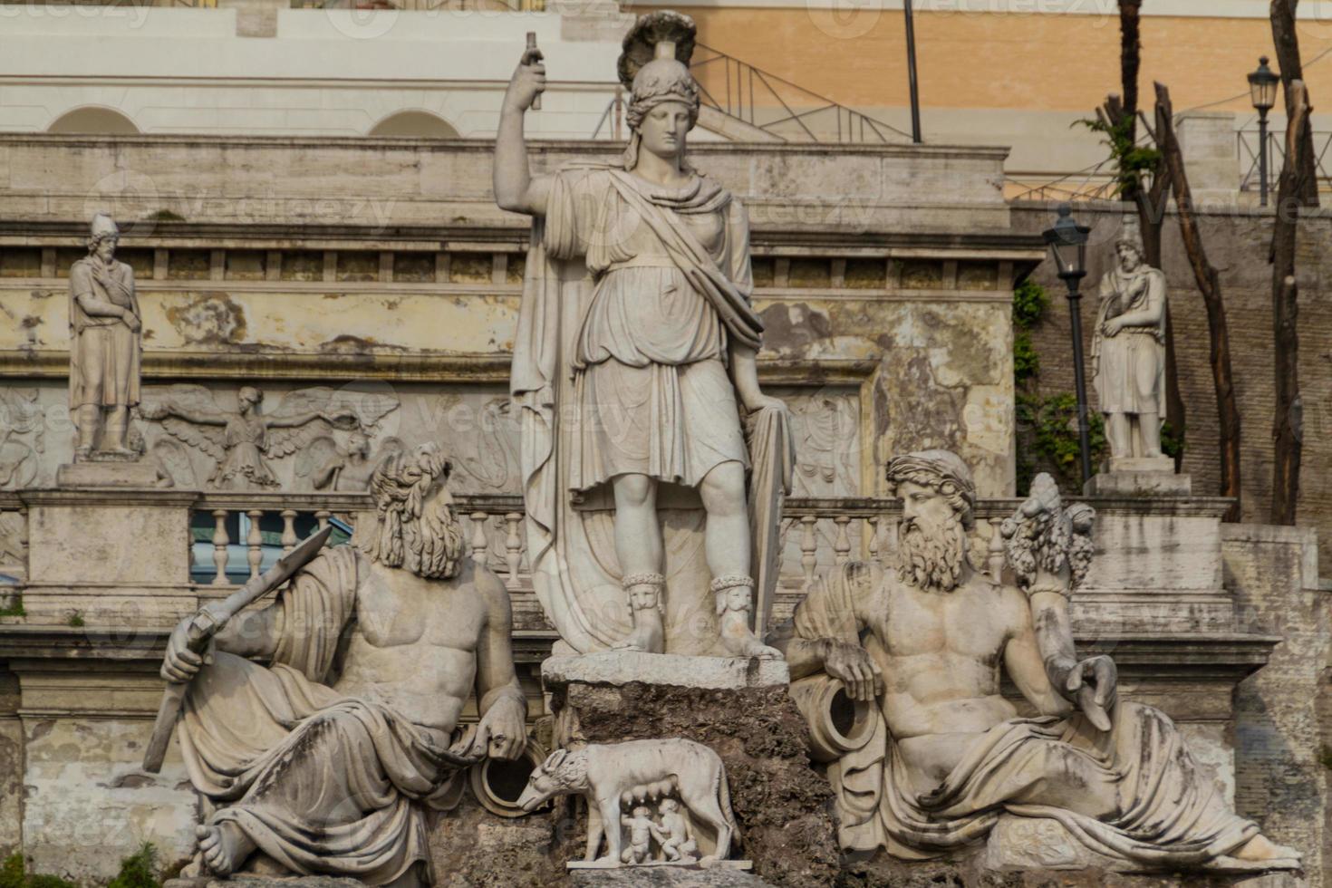 Skulptur und Brunnen der Piazza del Popolo. Die Stufen führen hinauf zum Park Pincio, Rom, Italien foto