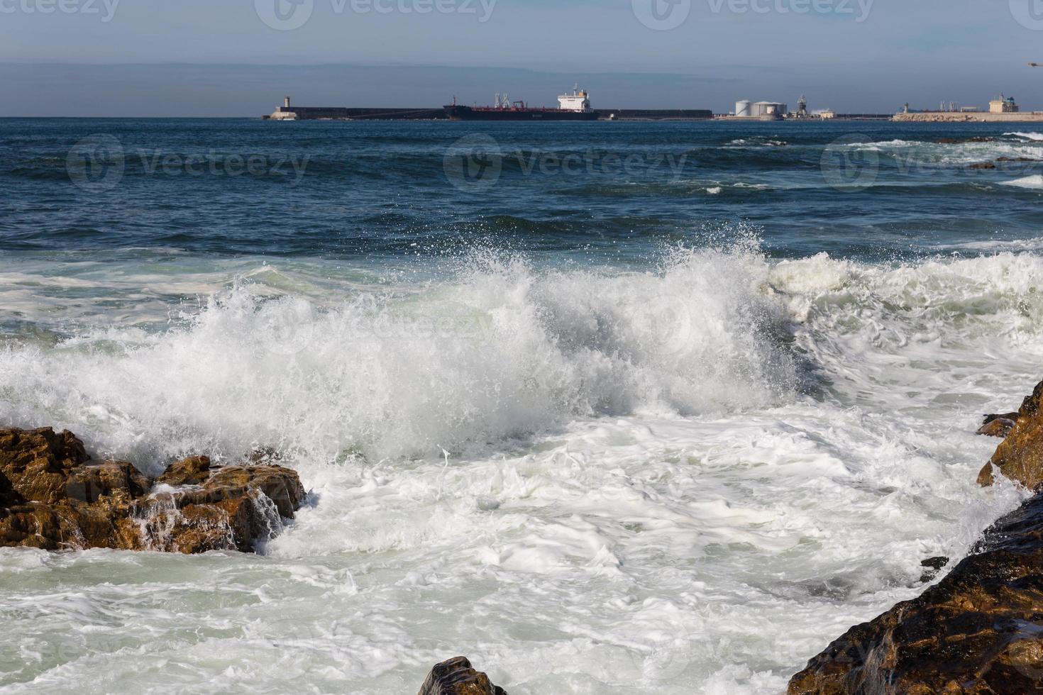 Wellen über der portugiesischen Küste foto