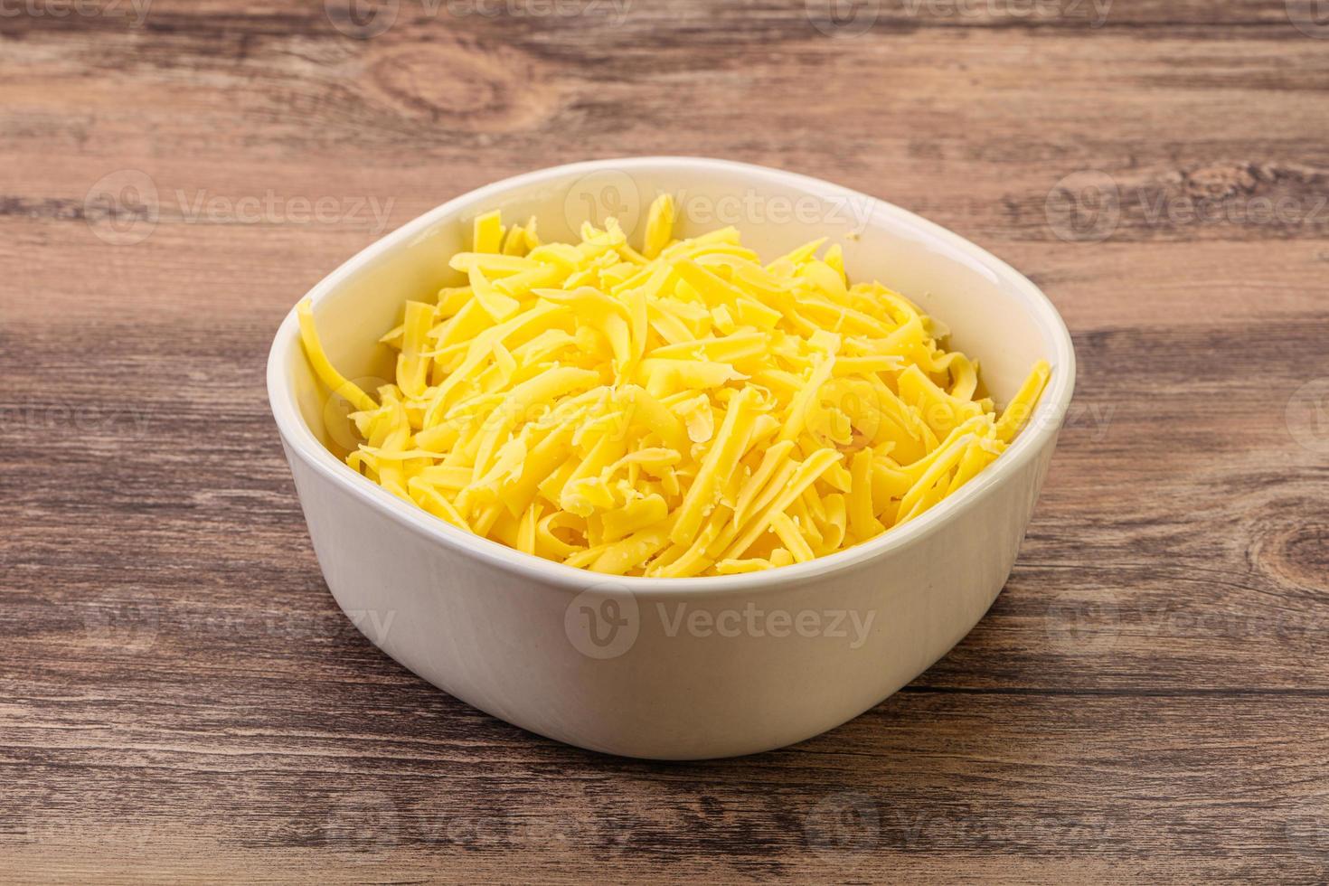 zerkleinerter gelber Käse in der Schüssel foto