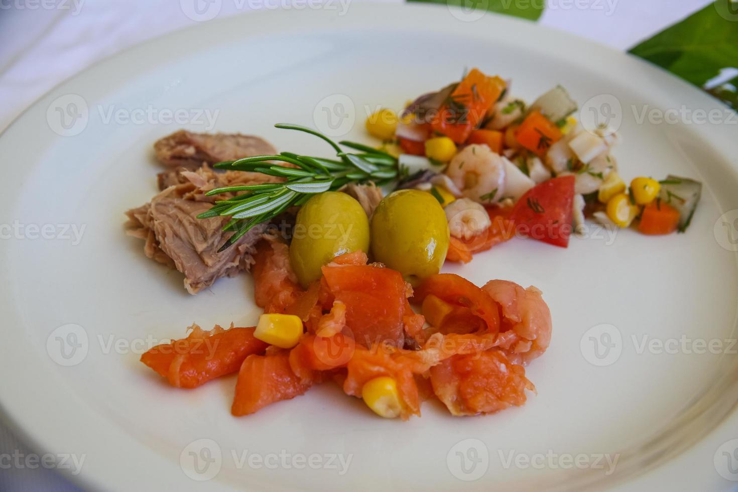 Salat mit Thunfisch, Lachs und Garnelen foto