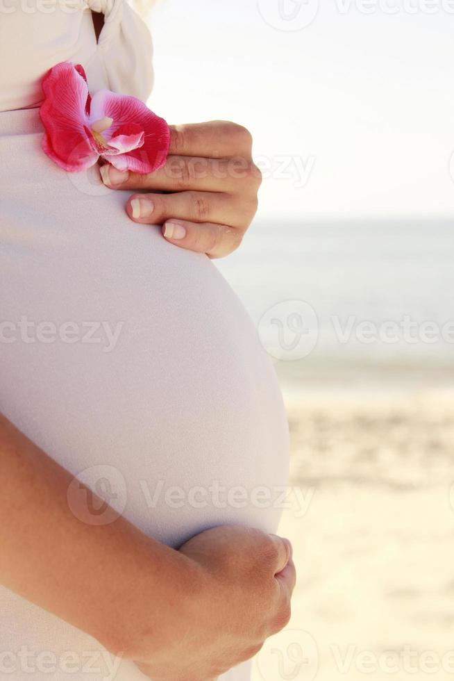 schwangere Frau am Strand foto