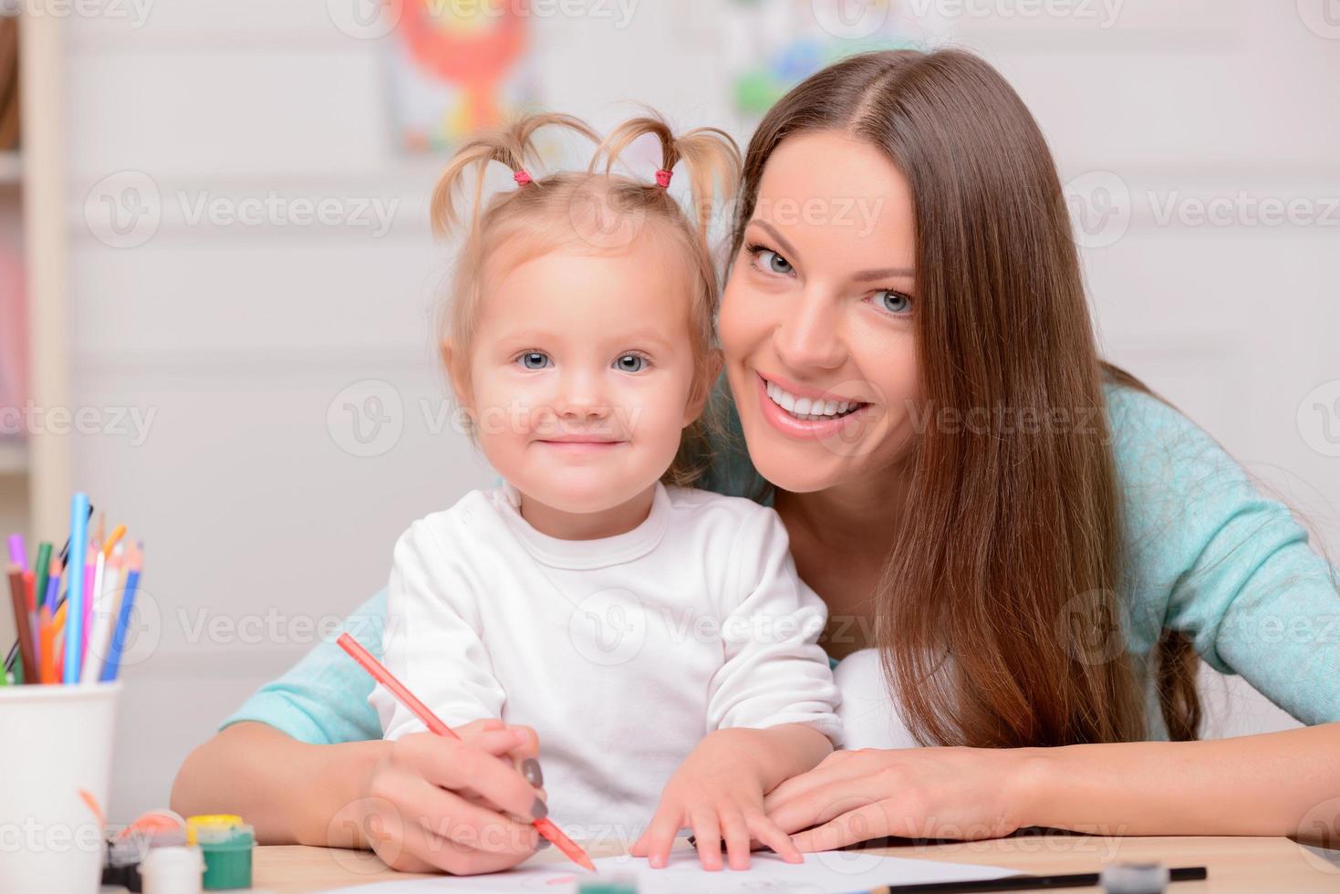 hübsche junge Frau verbringt Zeit mit ihrem Kind foto
