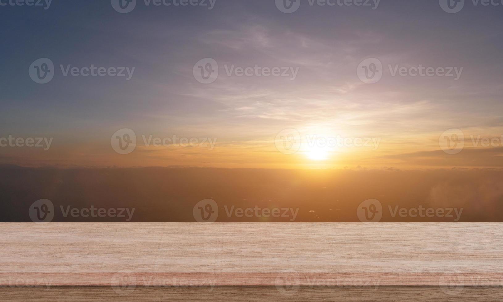leere Holztischplatte mit Berg in der Morgenzeit. ländliche Landschaft. foto