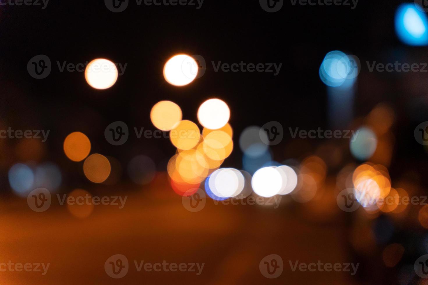 abstrakter bokeh hintergrund der nächtlichen stadtstraße. foto