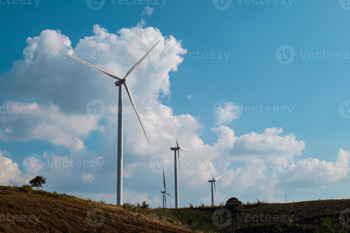 Windkraftanlage auf Berglandschaft. Ökologische Stromerzeugung. foto