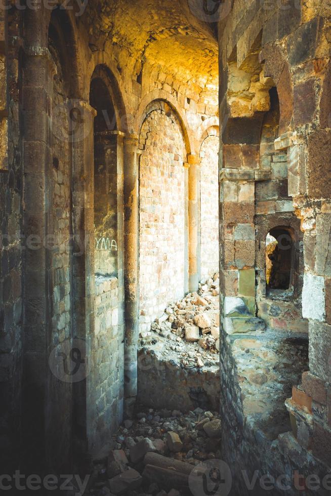 luftzoom in ansicht georgian bana kathedralenruinen. berühmtes georgisches wahrzeichen in der türkei foto