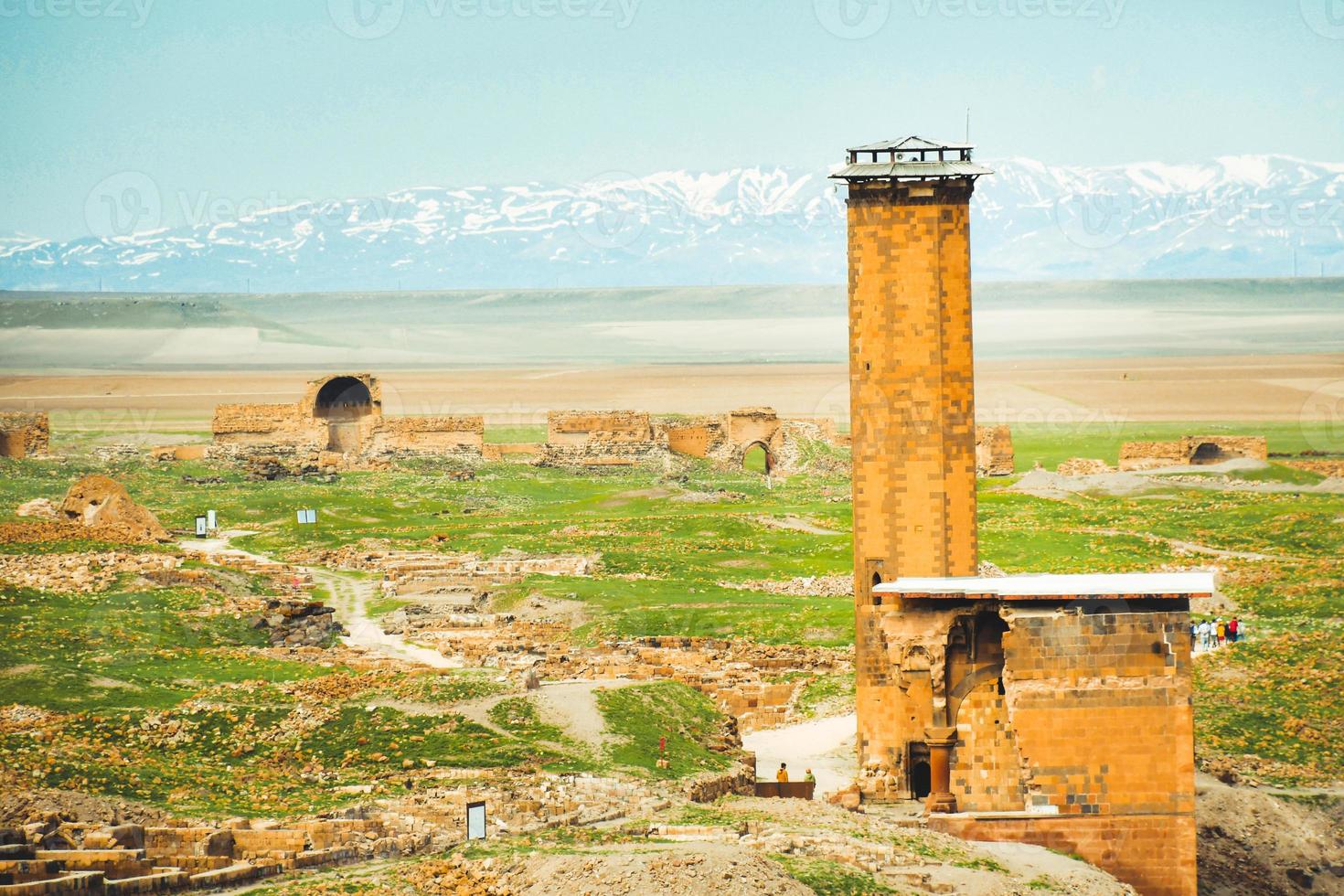 Turmstruktur mit Berghintergrund. ani ruinen archäologische stätte ostanatolien, türkei foto