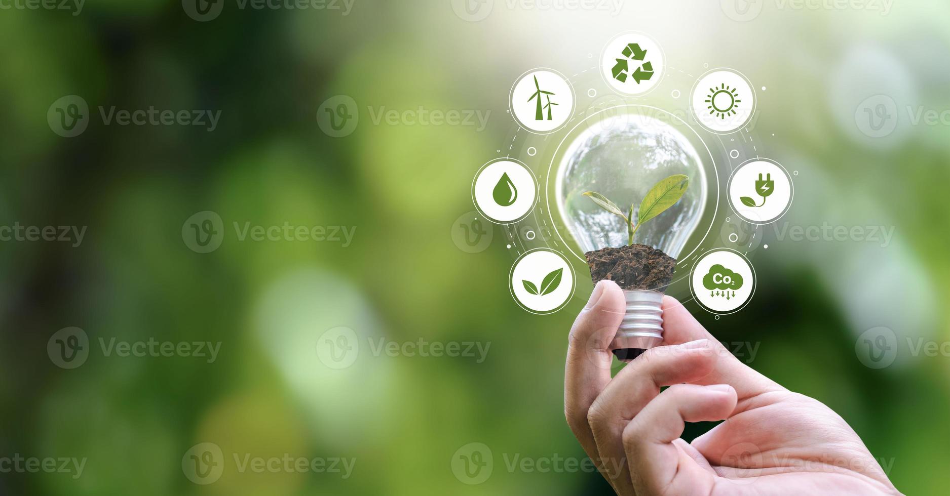 ESG-Banner - Umwelt, Gesellschaft und Governance Hand mit Glühbirne mit Symbol für erneuerbare Energien, die Einnahmen drehen foto