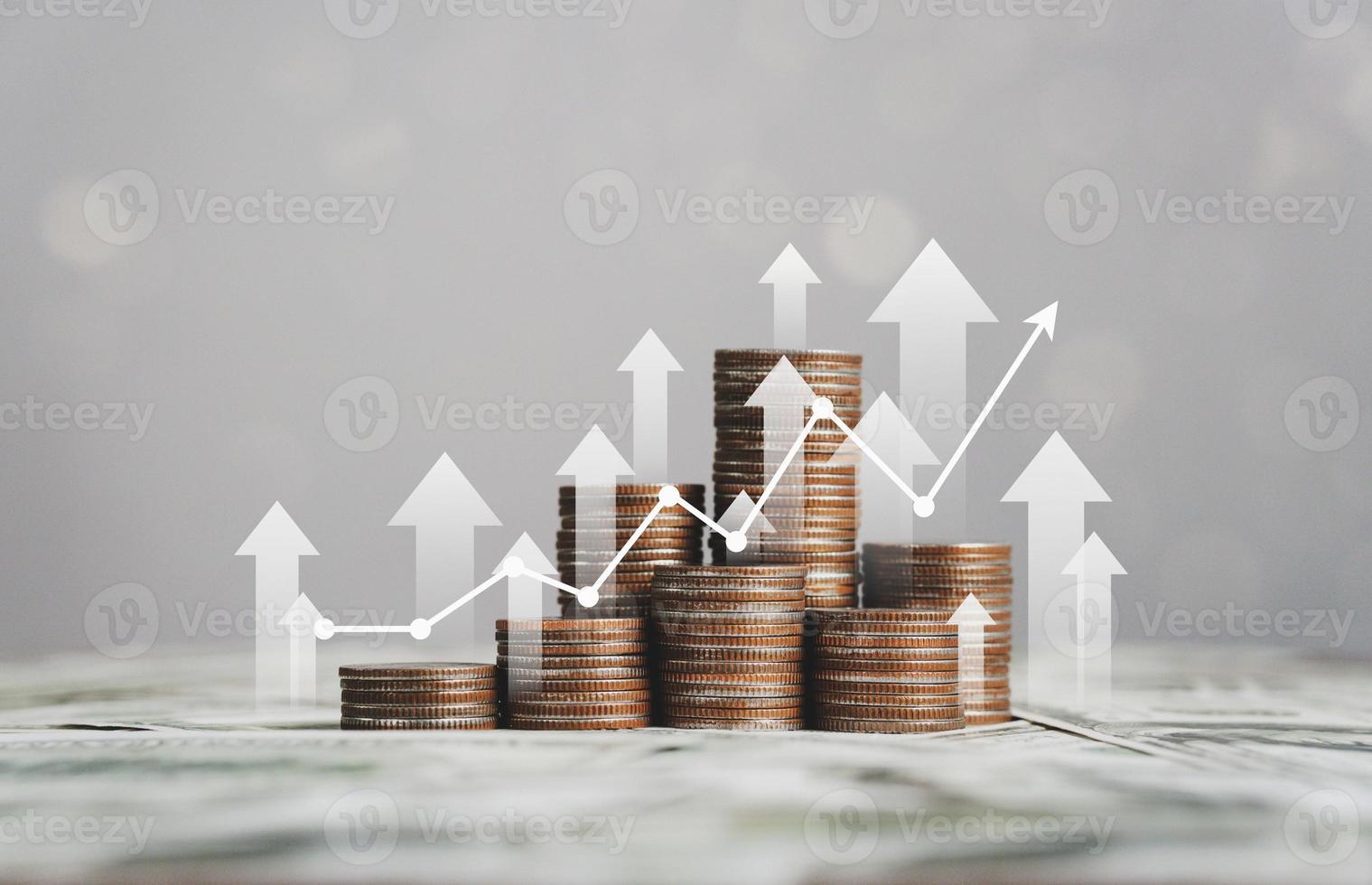 Stapel Silbermünzen mit Handelsdiagramm in Finanzkonzepten und Aktienwachstum des Finanzinvestitionsgeschäfts foto