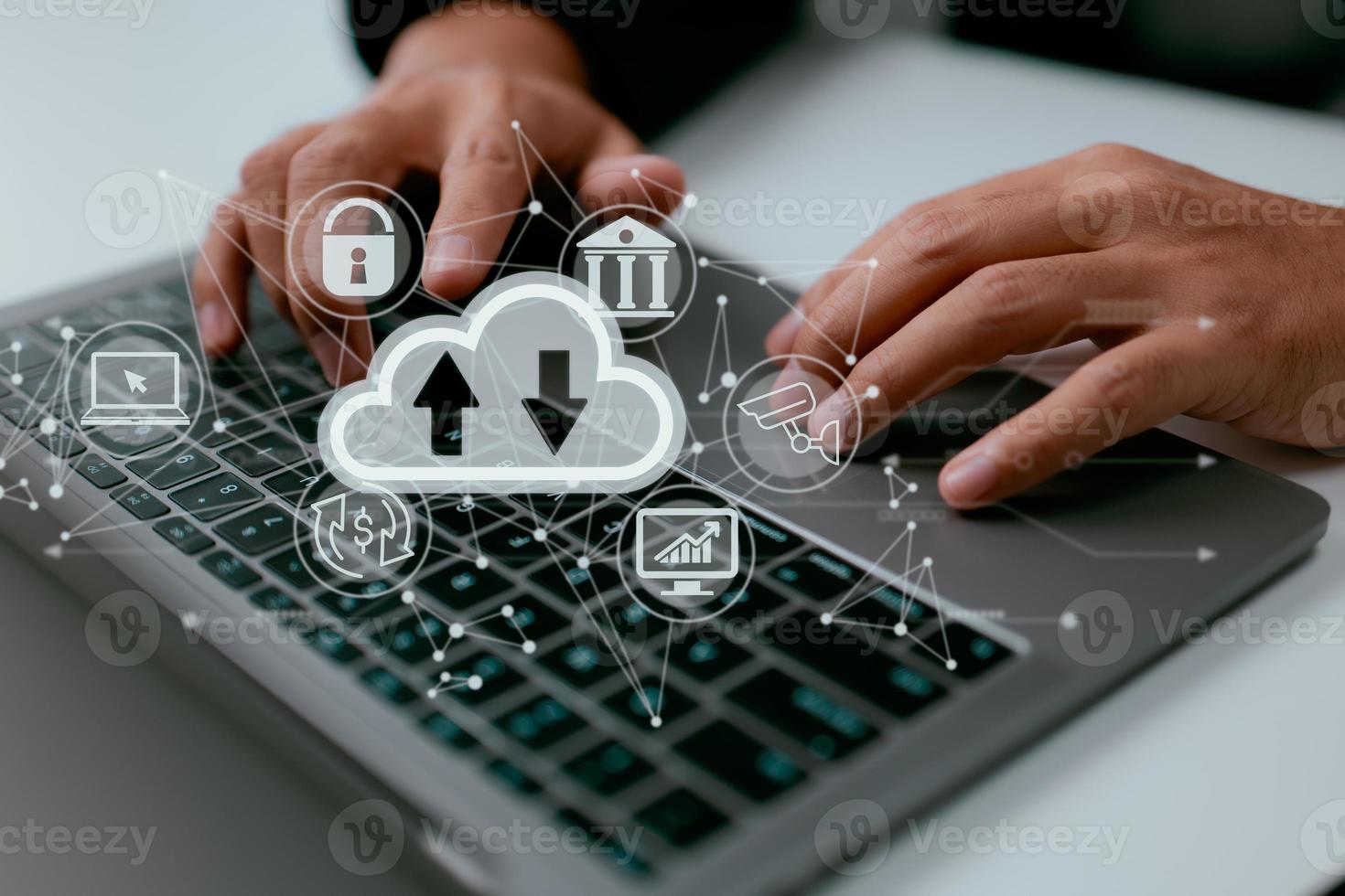 Ein Mann arbeitet an einem Laptop, auf dem ein Diagramm von Cloud Computing zu sehen ist. Cloud-Technologie ist eine Möglichkeit, Daten über ein Netzwerk und das Internet zu speichern und darauf zuzugreifen. foto