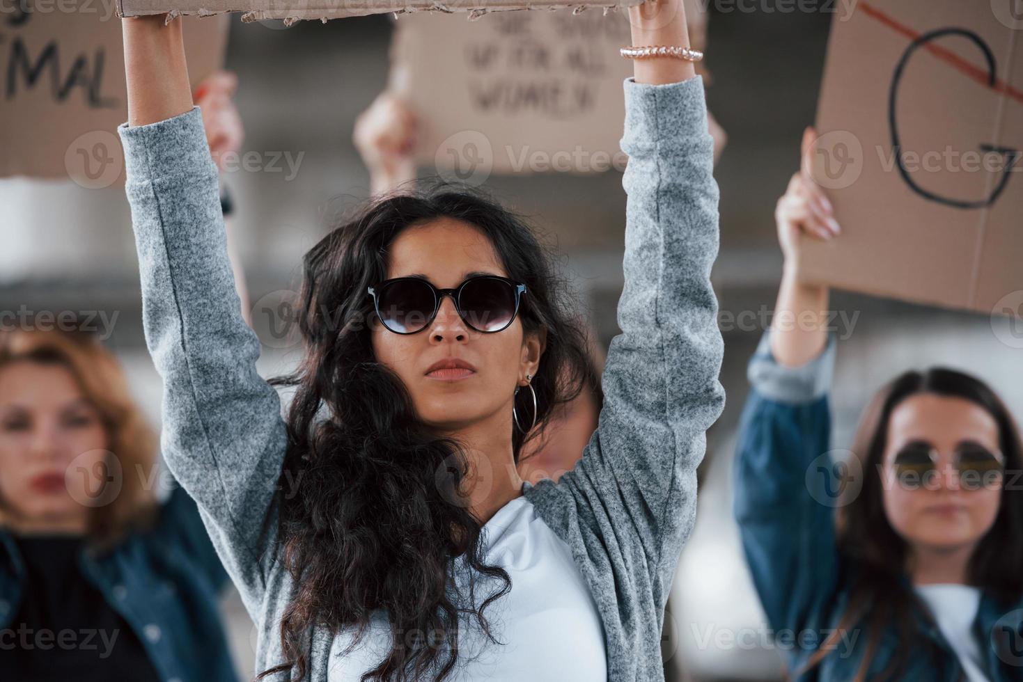 Luxus-Sonnenbrille. Eine Gruppe feministischer Frauen protestiert im Freien für ihre Rechte foto