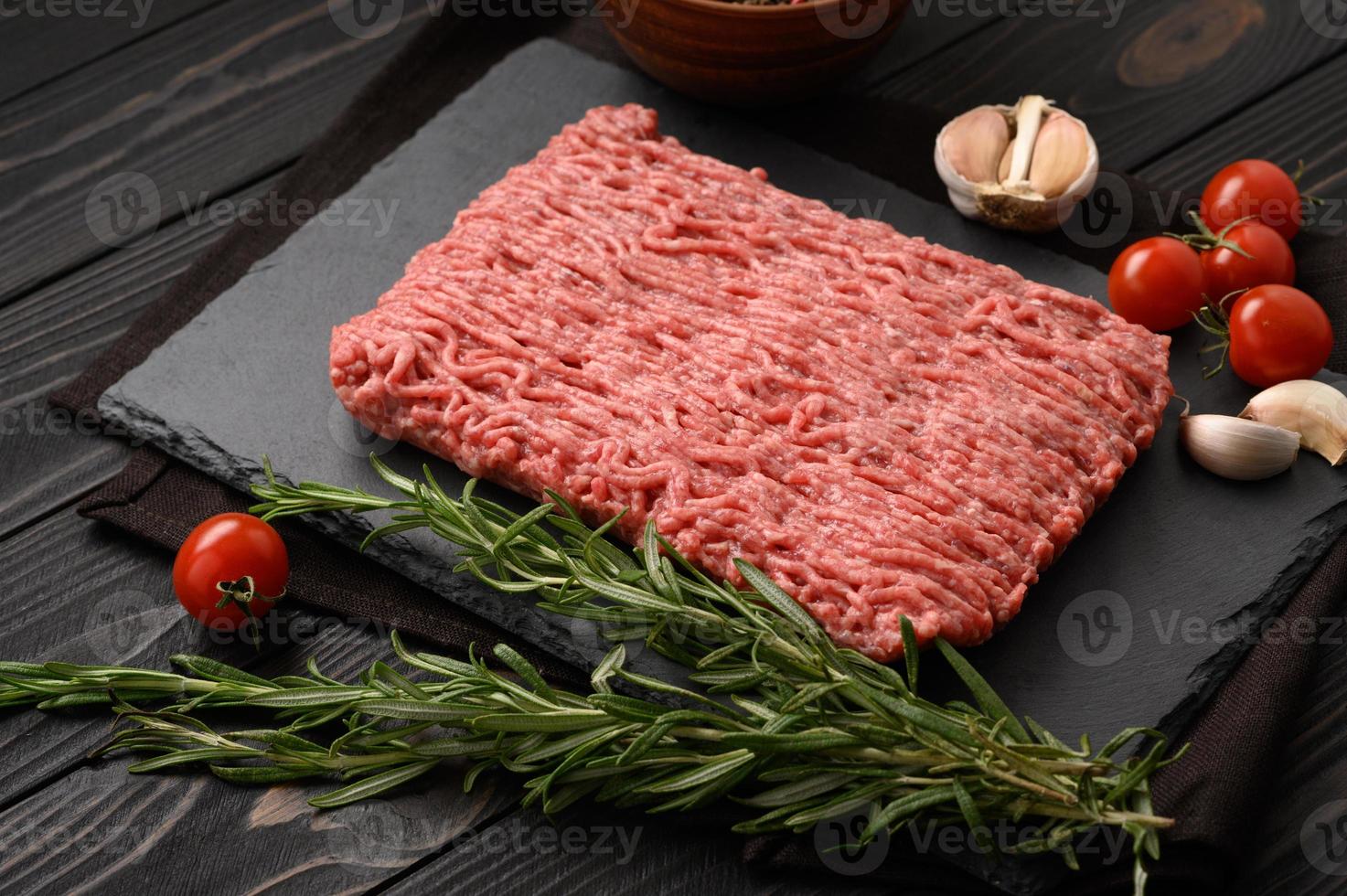 Raw Beef Burger Patties auf Metzgerei Holzbrett. foto