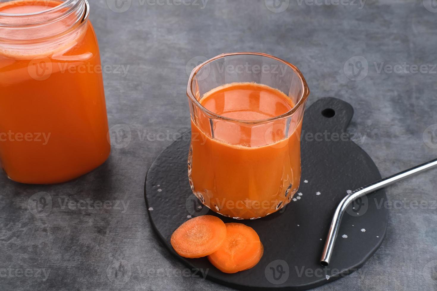 ein Glas frischer Karottensaft, sehr gut für die Gesundheit. foto