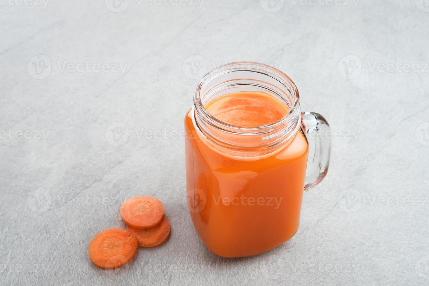 ein Glas frischer Karottensaft, sehr gut für die Gesundheit. foto