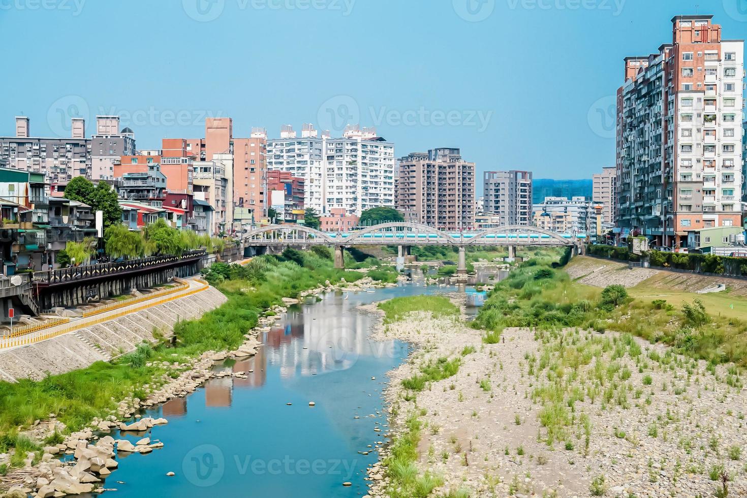 taiwan, taipei-mittelstadt, stadtbildlichtlinienansicht in der dämmerungszeit und gebäude herum. foto