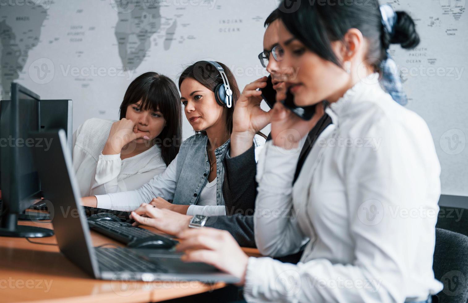 dem Mitarbeiter helfen. junge Menschen, die im Callcenter arbeiten. neue Angebote kommen foto