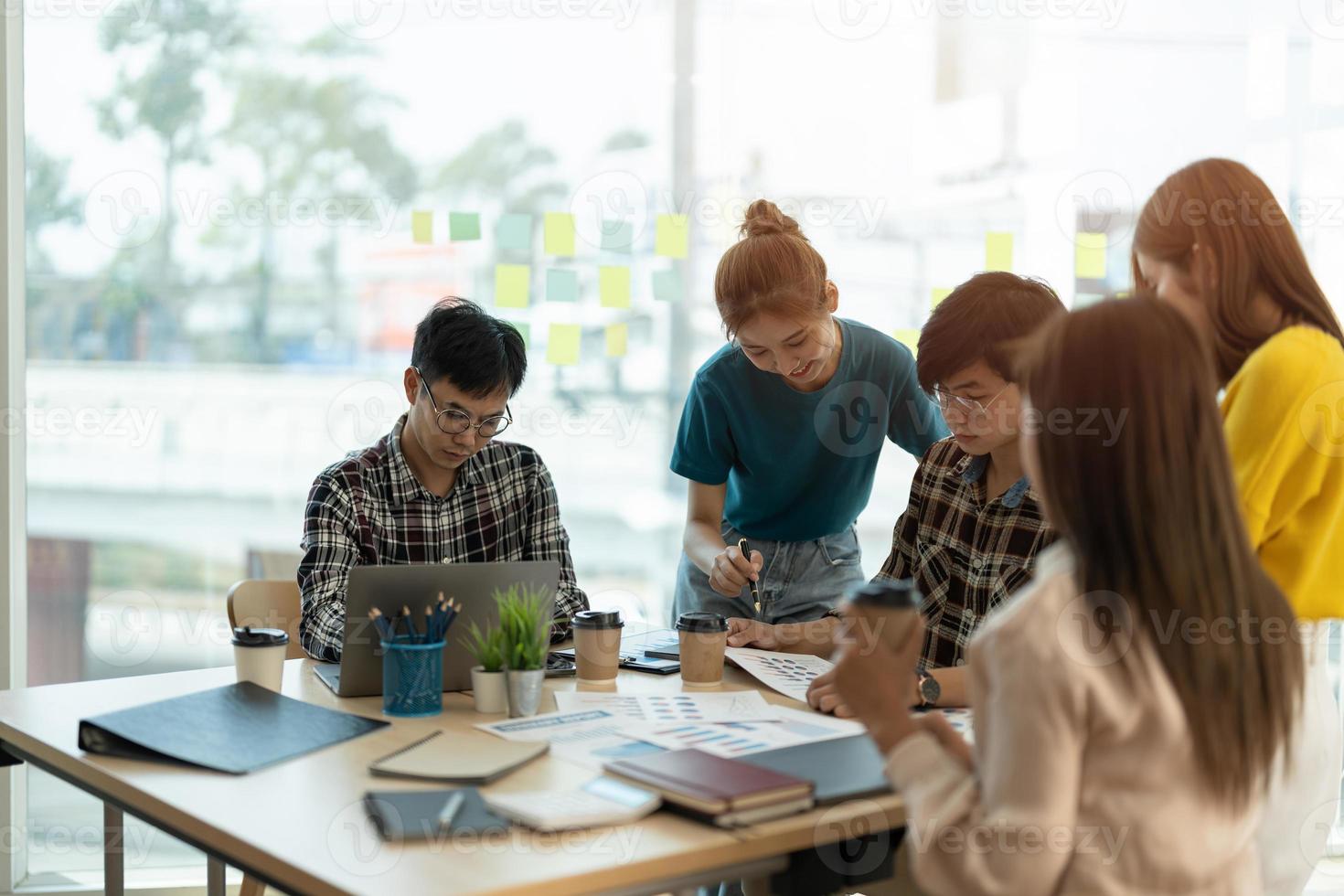 asiatisches geschäftsberatertreffen zur analyse und erörterung der situation zum finanzbericht im besprechungsraum. anlageberater, finanzberater und buchhaltungskonzept foto