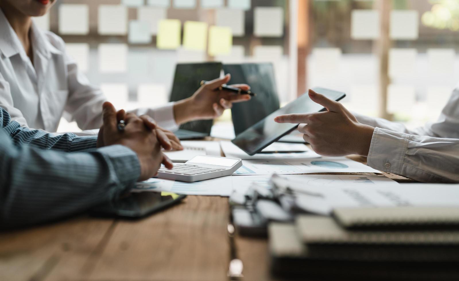 geschäftsleute treffen sich zur analyse von datenzahlen, um geschäftsstrategien zu planen. Geschäftsdiskussionskonzept foto