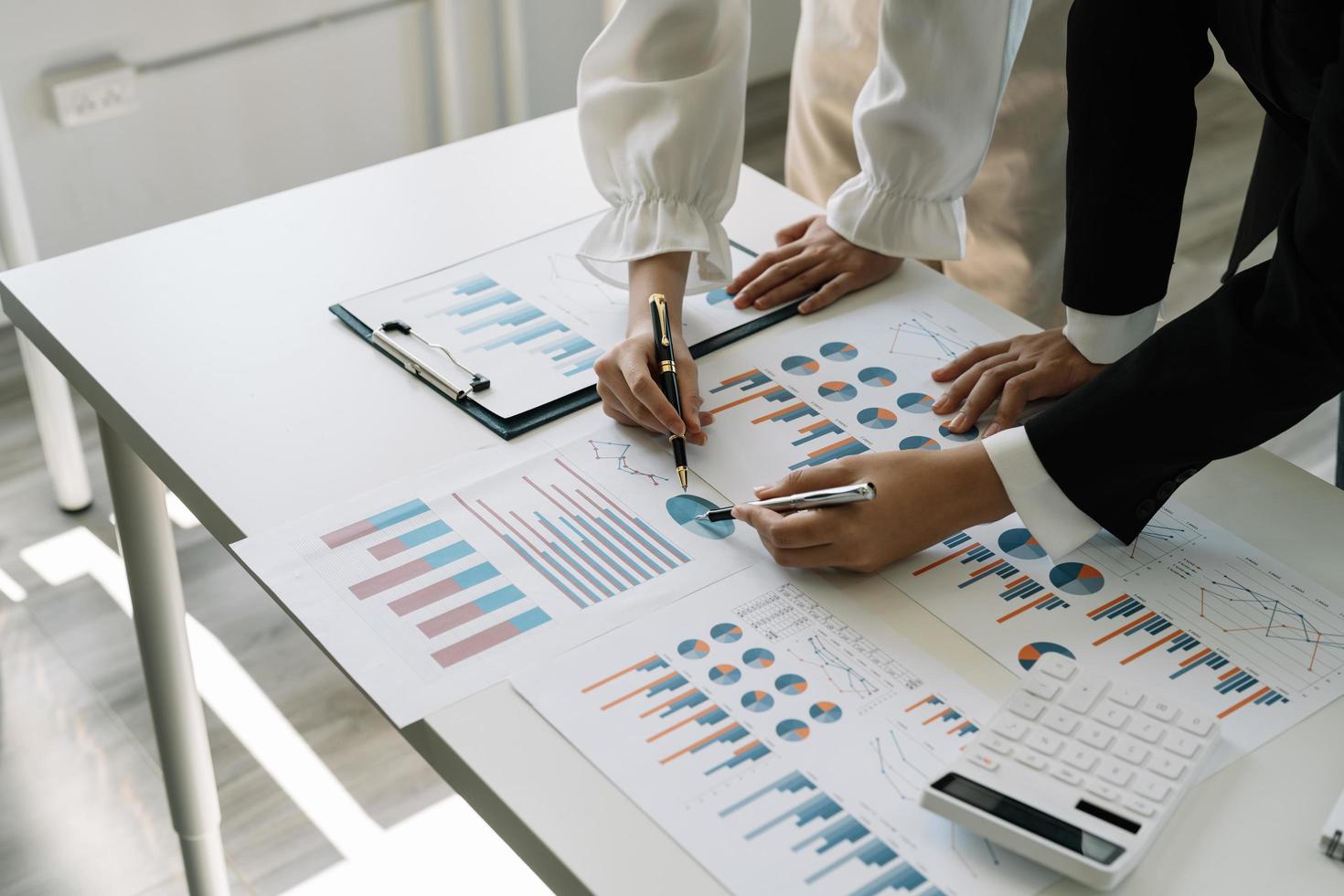 geschäftsleute treffen sich zur analyse von datenzahlen, um geschäftsstrategien zu planen. Geschäftsdiskussionskonzept foto