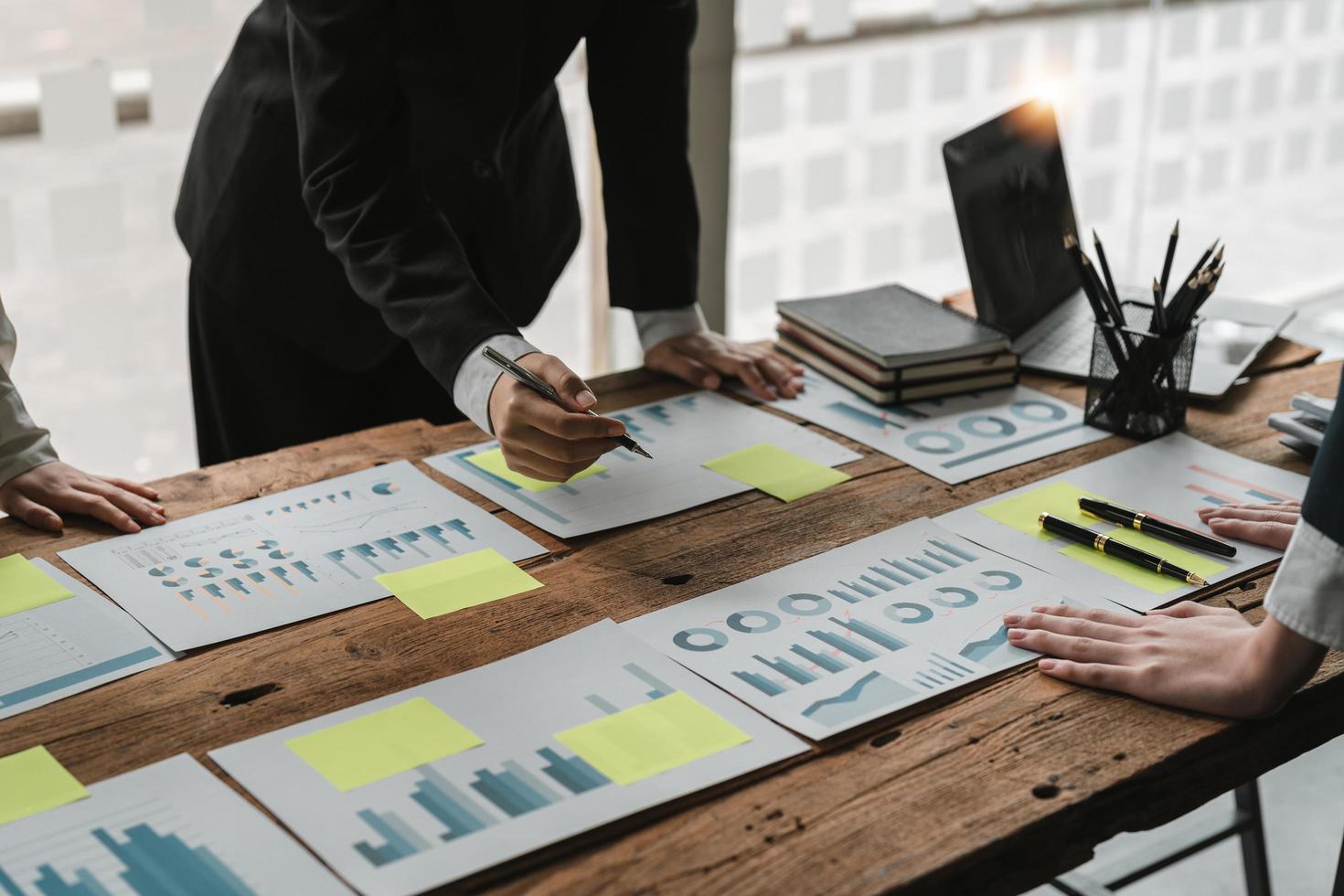 Geschäftsteam, das mit einem neuen Startup-Projektplan und einer Diskussion über die Finanzstrategie mit Laptop und digitalem Tablet in einem modernen Geschäftsbüro arbeitet foto